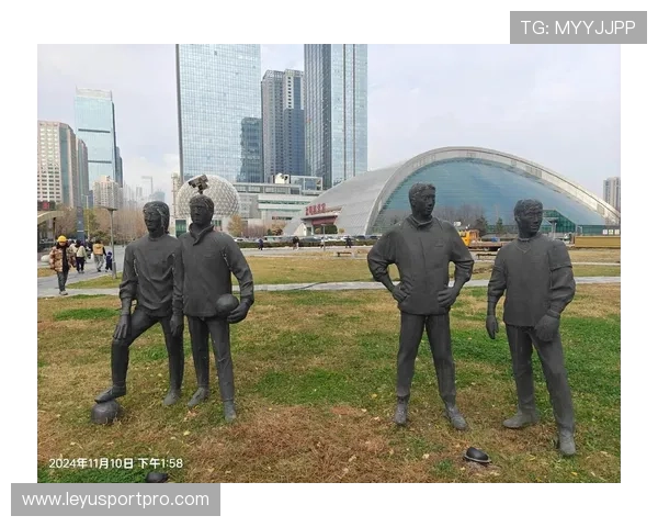 世界杯球迷艺术展，球衣再造雕塑